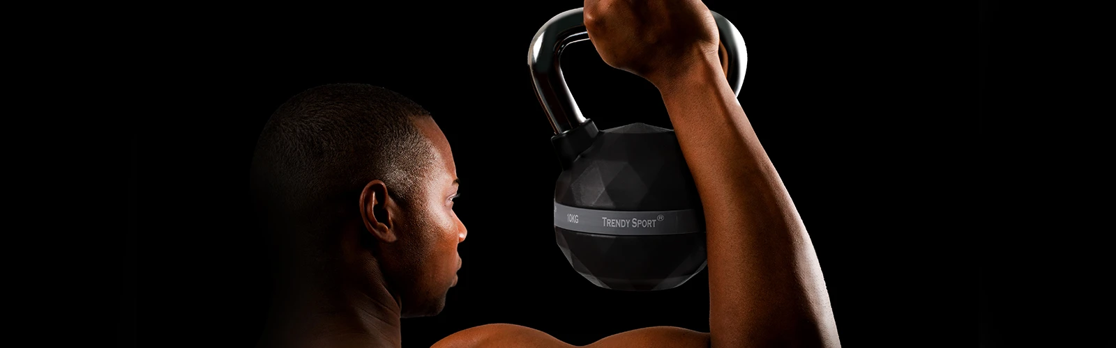 Mann trainiert mit Kettlebell Mann trainiert mit Kettlebell